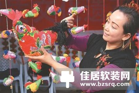 苏州民间艺人制作布艺香包 造型多样清香四溢
