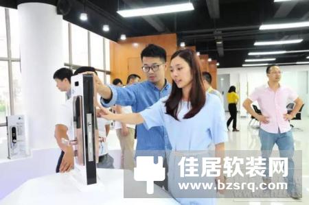 星河集团一行莅临慧锐通智能家居参观体验